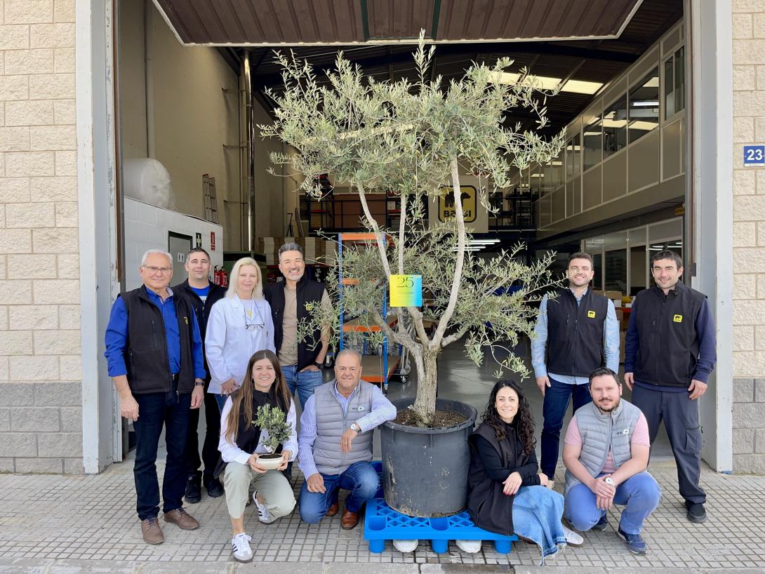 Foto de l'equip amb un oliver